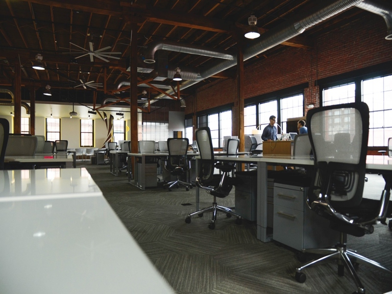 ריהוט משרדי הניתן להתאמה אישית: עצב את סביבת העבודה האידיאלית שלך