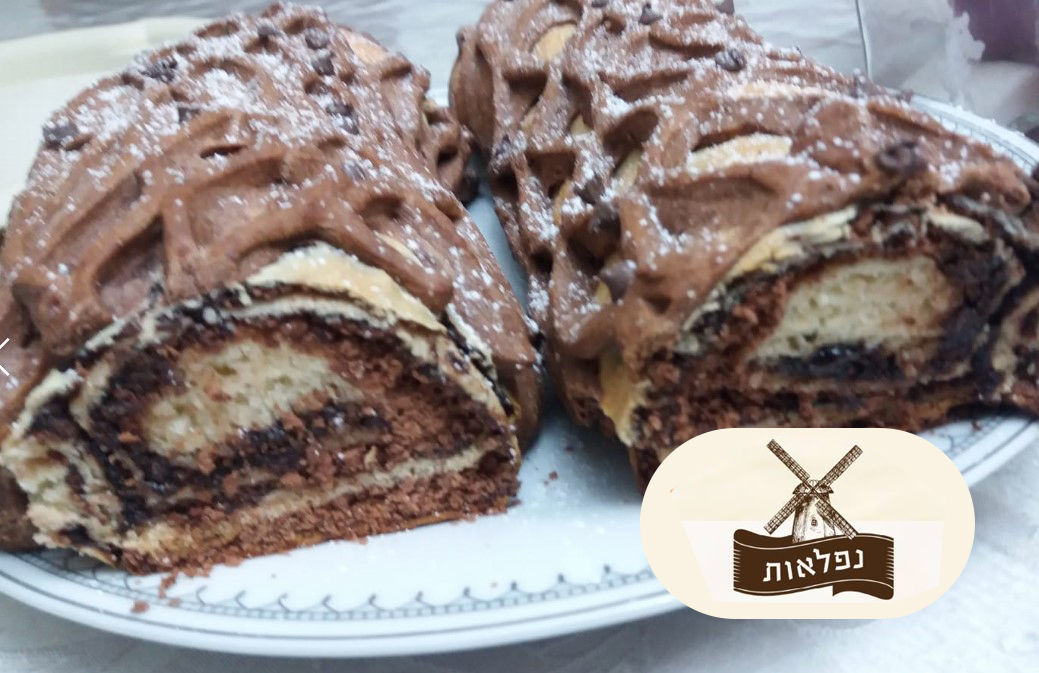 עוגת שמרים רשת ממולאת בשוקולד ועוגיות ביסקויט