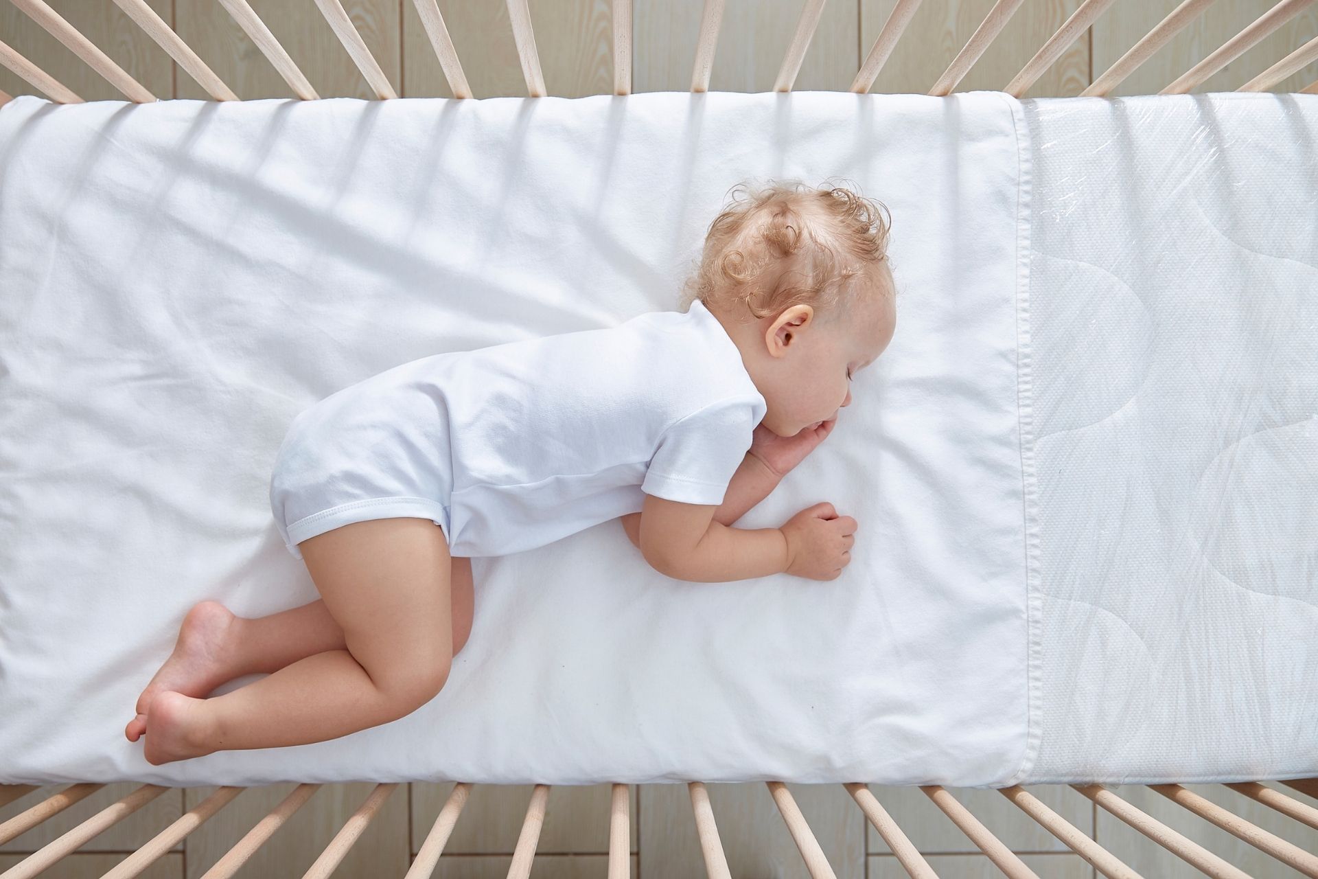 עריסה או מיטת תינוק:  מה עדיף לילד שלכם?