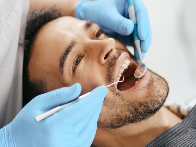 איך השתלות שיניים מתבצעות?