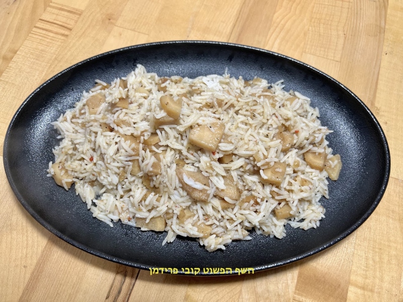 אורז בסמטי עם שורשי פטרוזיליה ובצל מקורמל טבעוני ללא גלוטן