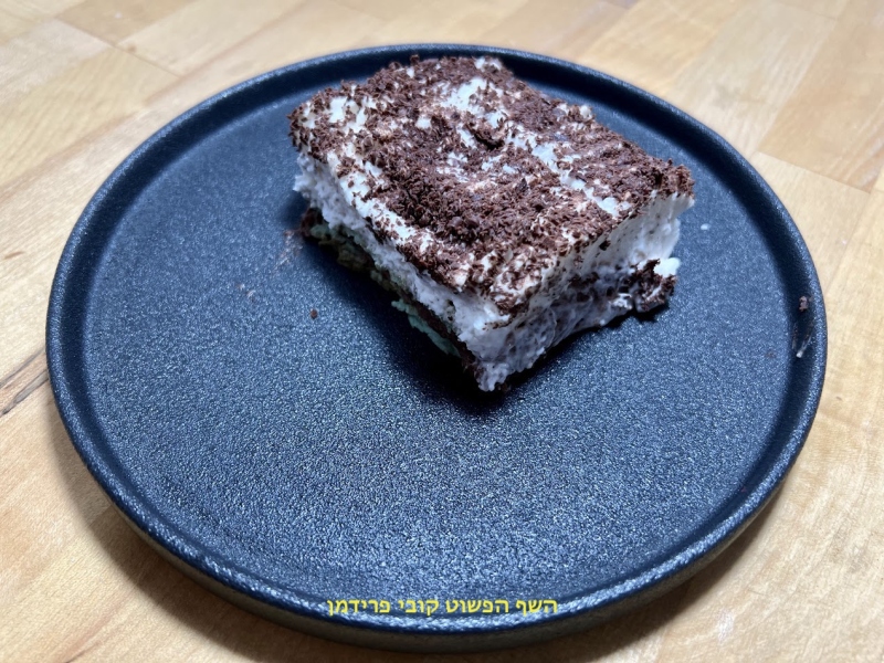 עוגת ביסקוויטים בשכבות של שוקולד בלגי ו-וניל עם פצפוצי שוקולד בניחוח קפה בציפוי פירורי שוקולד מריר