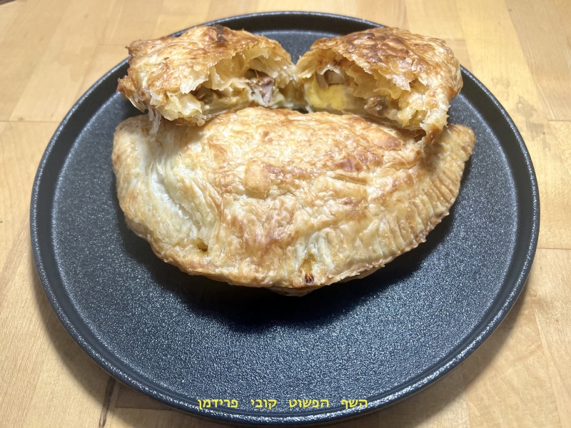 סמבומלווח במילוי גבנה צהובה ביצה קשה זיתים שום ורוטב פיצה