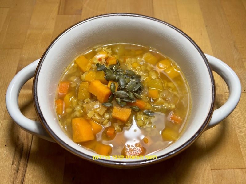 מרק ירקות כתומים פיקנטי עם עדשים כתומים בניחוח תימין טבעוני ללא גלוטן