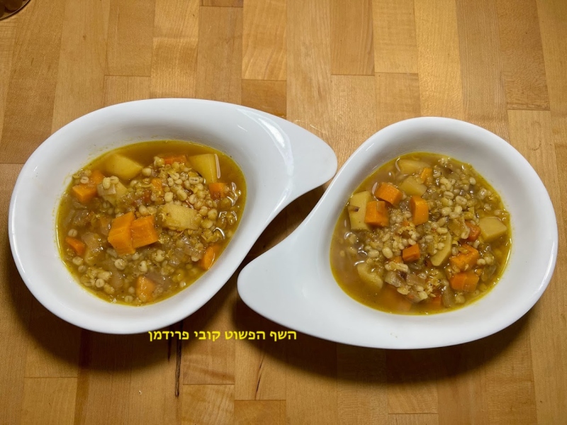 מרק שורשים עם עדשים כתומות וגריסי פניניה טבעוני