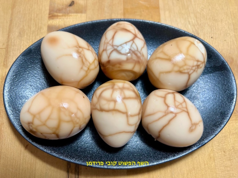 ביצים קשות משוישות בגוון סגול בבישול ארוך