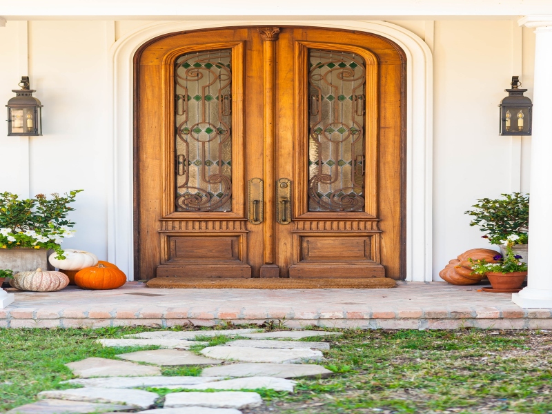 שפרו את הסגנון והאבטחה של הבית שלכם: היתרונות של בחירת דלתות מעץ בשילוב אלומיניום