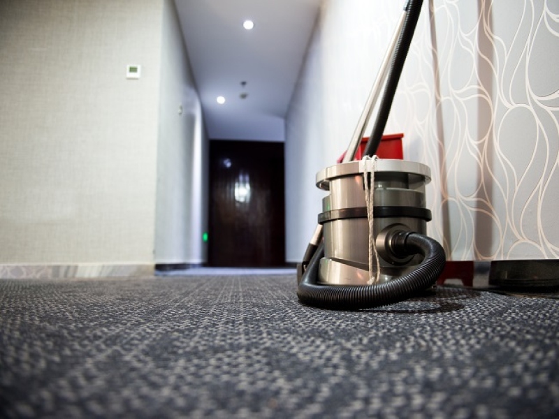 יצירת סביבת עבודה בריאה: התפקיד המכריע של ניקוי שטיחים בהיגיינה עסקית