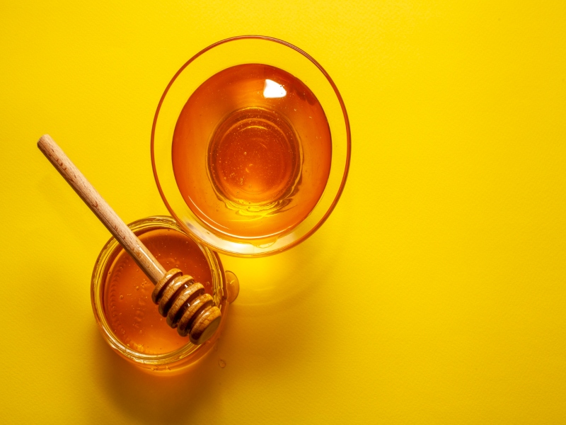 למה כדאי לשלב דבש מנוקה בשגרת טיפוח העור?
