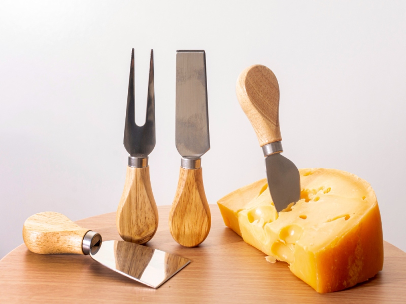 סכין גבינות – סכין לחיתוך גבינות קשות וגבינות רכות 
