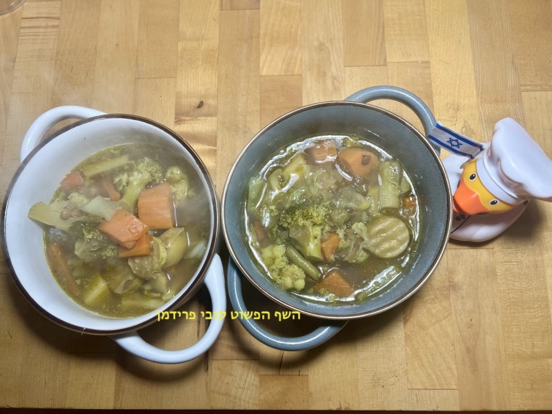 קדירת מרק ירקות עשיר עם עדשים ירוקים טבעוני ללא גלוטן