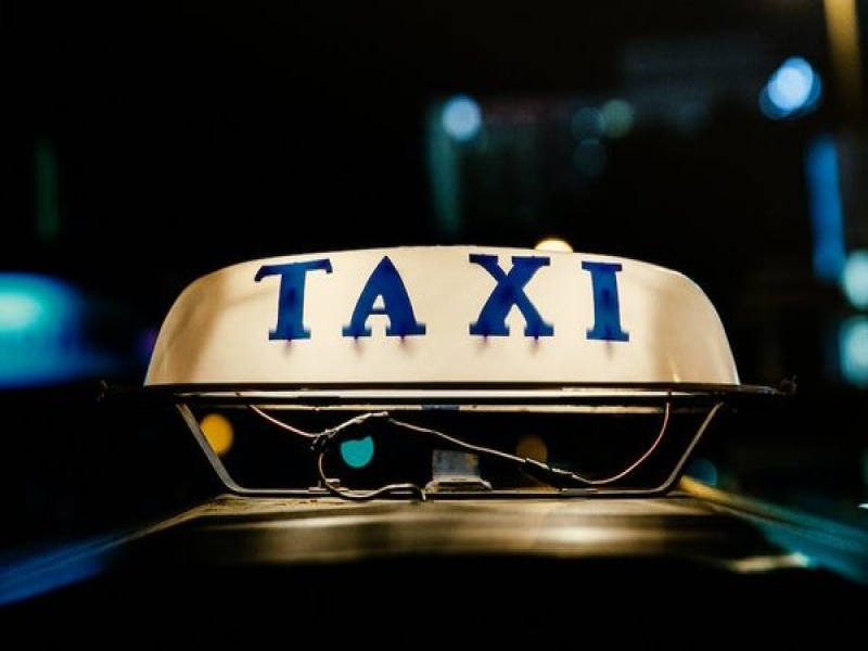 המדריך האולטימטיבי להזמנת מונית לנמל התעופה ללא מתח