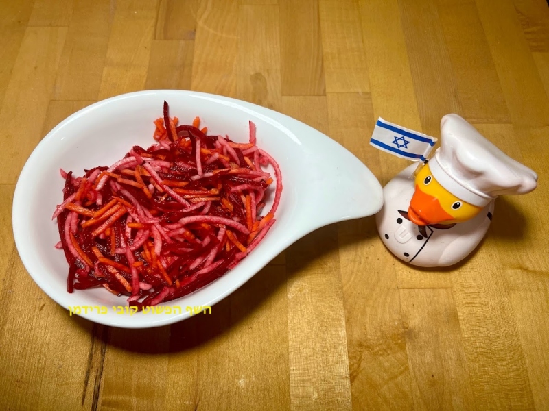 סלט חי גזר סלק וקולורבי בתחמיץ טבעוני ללא גלוטן