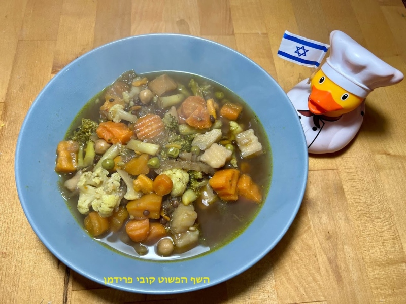 מרק ירקות עשיר עם שורשים פקעות תפרחות וקטניות טבעוני ללא גלוטן