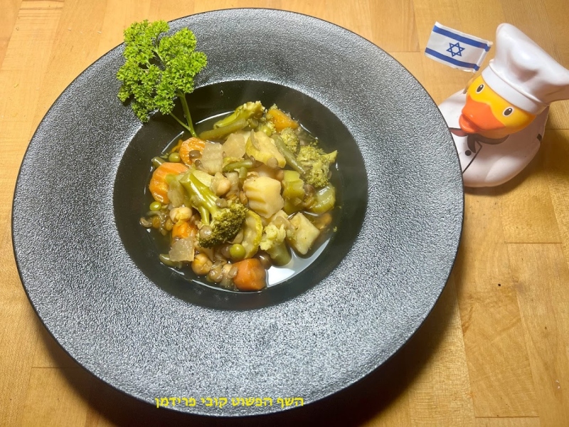 מרק ירקות חורף עשיר עם עדשים וקטניות טבעוני ללא גלוטן