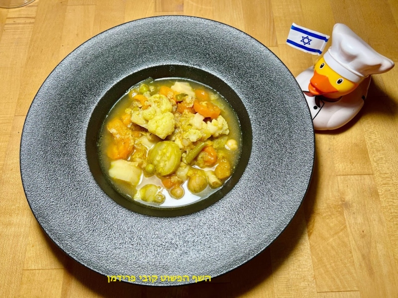 מרק חורפי עשיר ירקות עם עדשים וקטניות טבעוני ללא גלוטן