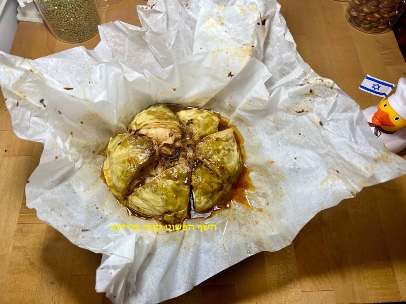 כרוב שלם אפוי וצלוי קונפי בתנור בניחוח תימין שום וסילן טבעוני ללא גלוטן