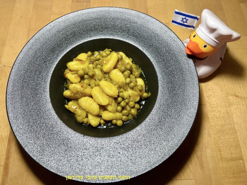 תבשיל ניוקי תפוא ואפונה ברוטב בצל מקורמל טבעוני ללא גלוטן