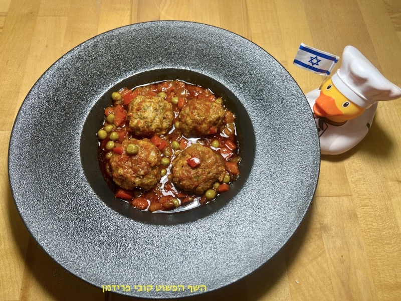 קציצות בקר הודו ברוטב פלפלים ואפונה ללא גלוטן