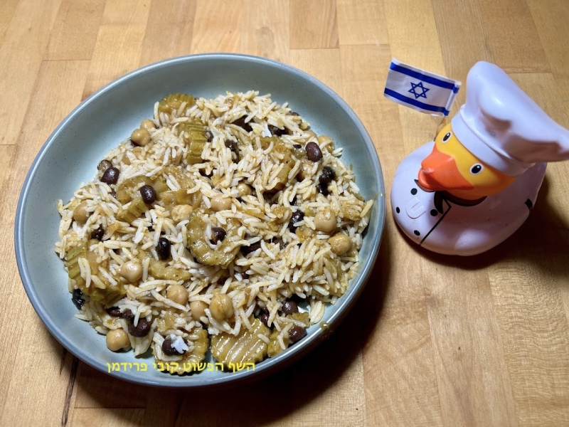 אורז בתבשיל טבעות קישואים מזוגגות עם שעועית שחורה חומוס ובצל מקורמל טבעוני ללא גלוטן