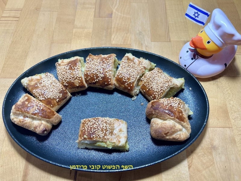 קניז (מאפה בצק עלים של הפולנים)חתוך עם פירה תפוא גבינות ובצל מקורמל לשבועות