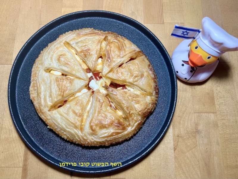 עוגת מלווח פיצה במילוי פלפל על האש בתחמיץ וגבינות לשבועות צמחוני