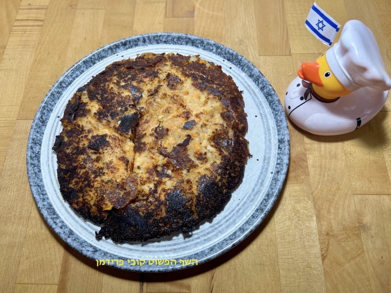 פשטידת תפוא בטטה וגבינה ובצל מקורמל על מחבת מהפירה של אתמול