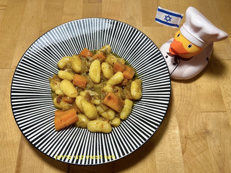 ניוקי תפוא ברוטב בצל מקורמל ומקלוני גזר טבעוני ללא גלוטן