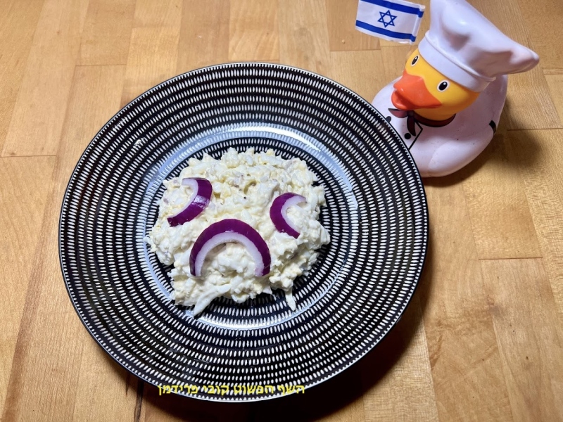 סלט ביצים משודרג עם מיונז חרדל ובצל סגול צמחוני ללא גלוטן