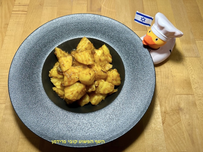 קוביות תפוא מזוגזגות ברוטב אדום ובצל מקורמל טבעוני ללא גלוטן