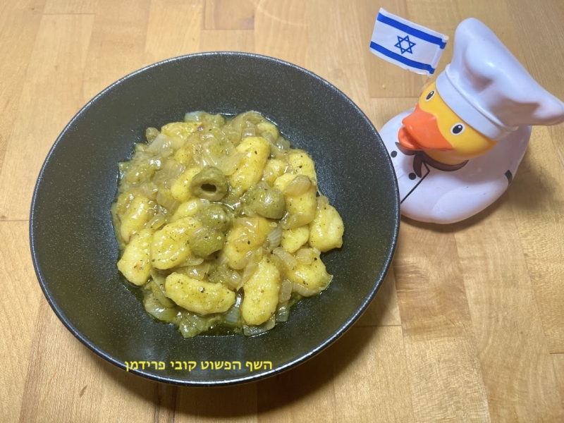 ניוקי תפוא ברוטב בצל מקורמל וחצאי זיתים טבעוני ללא גלוטן