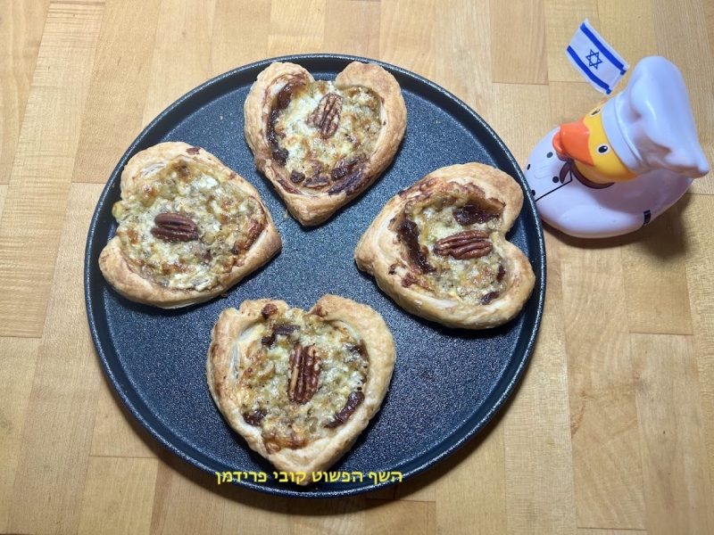 מיני טארט(לב) אישי לשבועות במילוי ריבת בצל ותערובת גבינות זיתים בניחוח זעתר(פסטו)עם פקאן