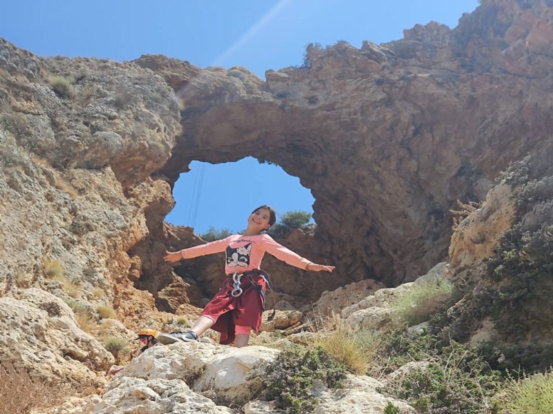 חוויה משפחתית מגבשת: סנפלינג במערת קשת למשפחות בחול המועד