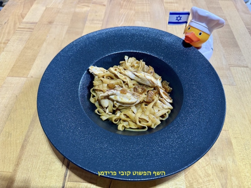 שוקי עוף מפורקות(צלי) עם אטריות אורז ובצל מקורמל ללא גלוטן