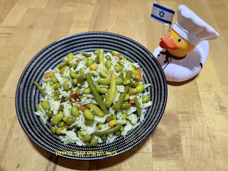 אורז בסמטי בתבשיל לקט ירקות ופולי סויה עשיר בחלבון טבעוני ללא גלוטן