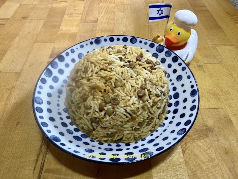 אורז בסמטי עם עדשים ירוקים בצל מקורמל ורוטב צלי שוקי עוף ללא גלוטן