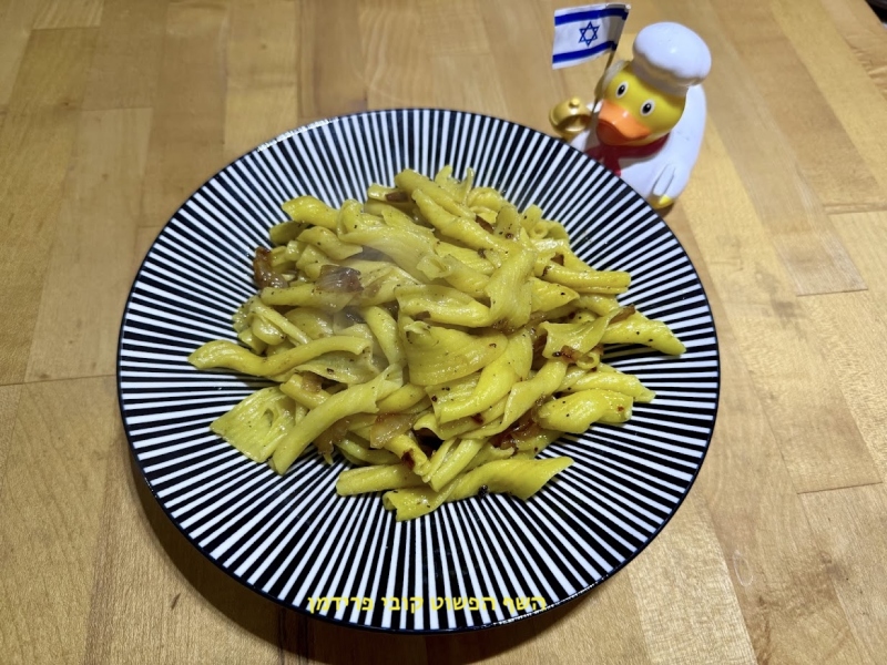 פסטה torchiette(לפידים)בטעם לימון עם פלפל שחור גרוס ובצל מקורמל טבעוני