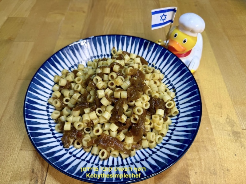 פסטה דיטאליני (צינור קטן מאוד)עם בצל מקורמל טבעוני