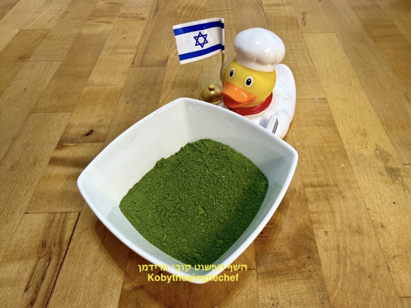 אבקת עלי כרובית אורגנית מיובשת במכונת ייבוש ביתית לתיבול והעשרה טבעית טבעונית ללא גלוטן