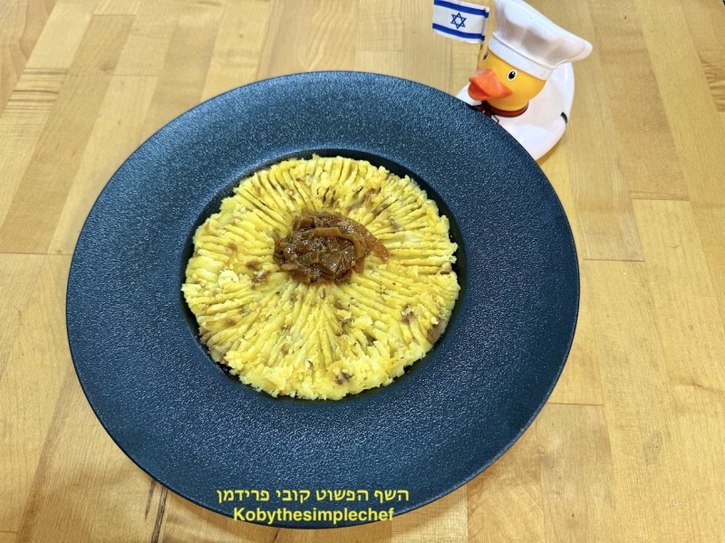 פירה תפוא עם בצל מקורמל קונפי בניחוח פלפל שחור מתובל טבעוני ללא גלוטן