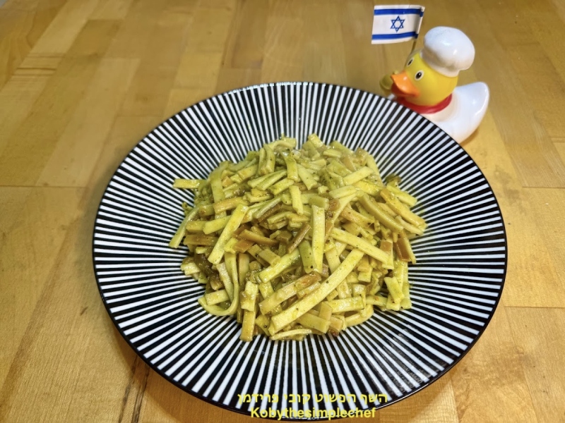 אינטריה מאכל אטריות מטוגנות עם בצל מקורמל טבעוני