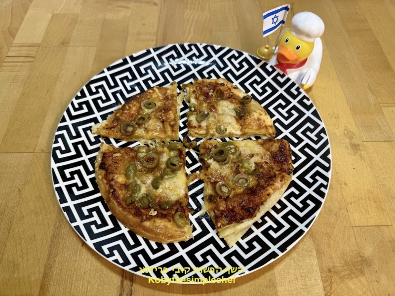 מלווחפיצה עם תערובת גבינות וזיתים מתובלת בתבלין פיצה ביתי אורגני