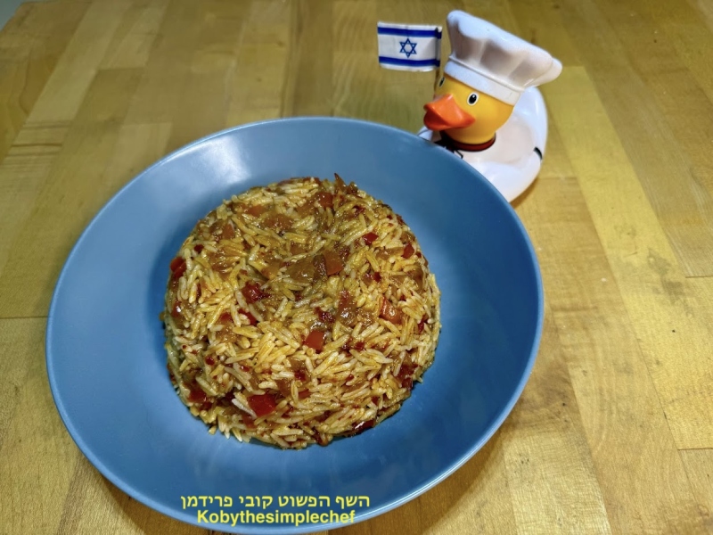 אורז בסמטי אדום עם קוביות פלפלים אדומים ובצל מקורמל טבעוני ללא גלוטן
