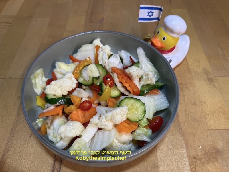 אוסף ירקות עשיר כבוש פיקנטי לנשנוש טבעוני ללא גלוטן