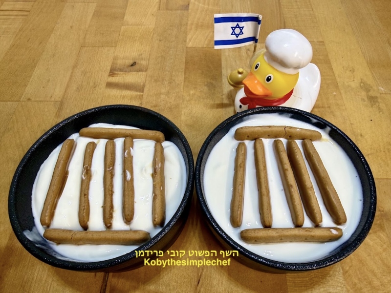 קינוח יוגורט(קרמי עשיר בחלבון)עם ביסקוויטים בטעם קפה(עוגת גבינה ביסקוויטים