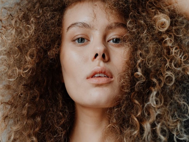  חשיבותו של קרם לשיער מתולתל בשגרת הטיפוח ואיך בוחרים אותו נכון