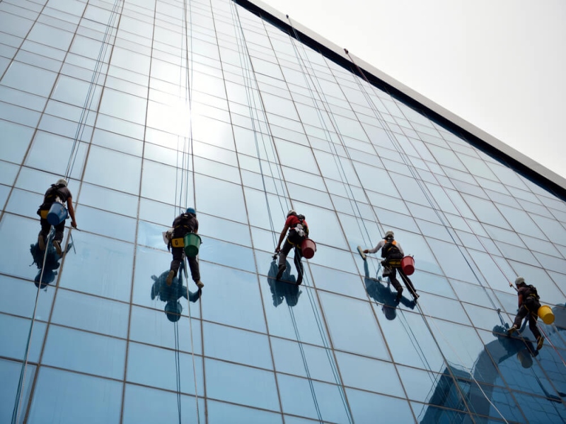 ניקוי חלונות בגובה - כך תעשו את זה נכון, בטוח ומקצועי