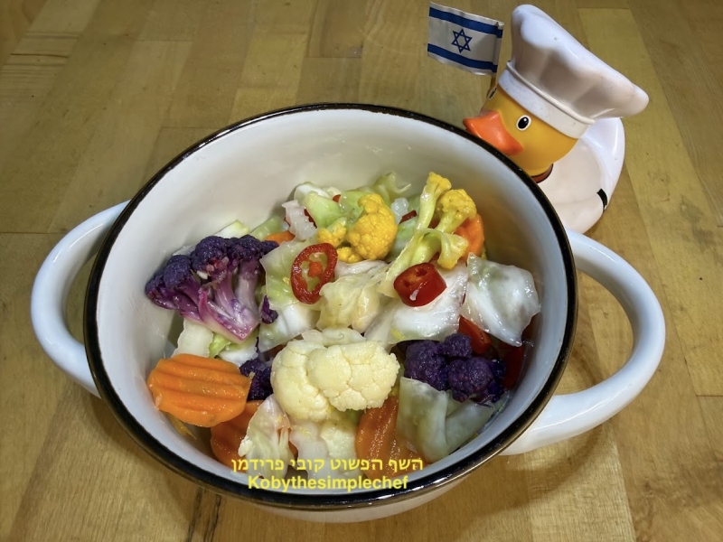 מגוון ירקות עשיר כבושים פיקנטי לנשנוש טבעוני ללא גלוטן