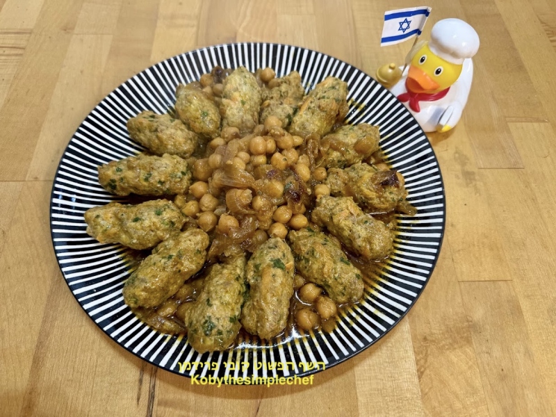 קציצות בשר בקר ועוף ברוטב בצל מקורמל וגרגירי חומוס ללא גלוטן