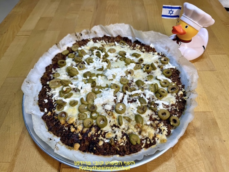 פיצה על בסיס כרובית עם זיתים כשרה לפסח צמחונית ללא גלוטן